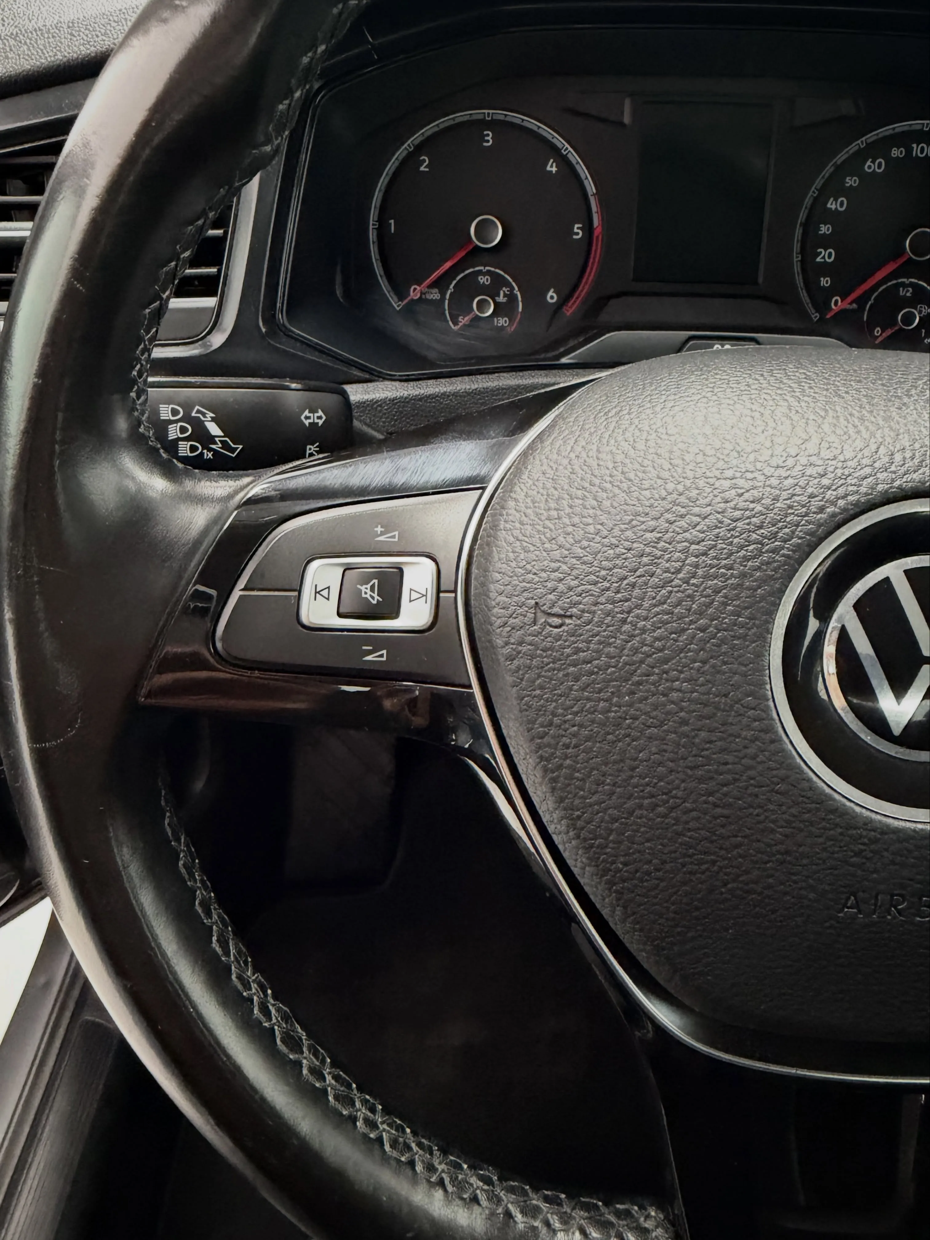 Volkswagen T-ROC 1.6 TDI / DIESEL - foto 17