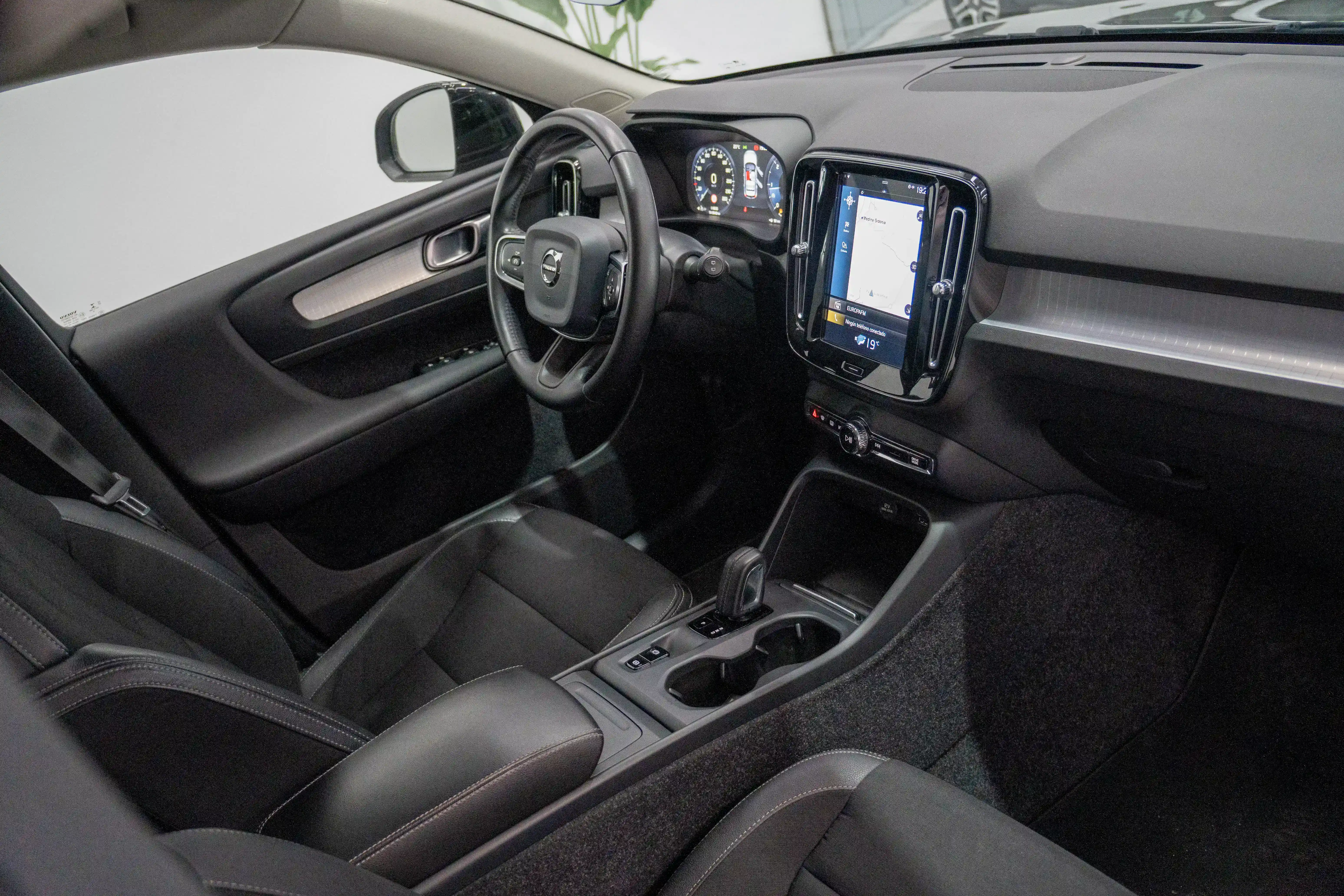 Volvo XC40 2.0 DIESEL - foto 12